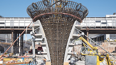 Foto von der Montage einer Sonderschalung aus Holz auf der Baustelle Stuttgart 21. Außenaufnahme während des Baustellenalltags.