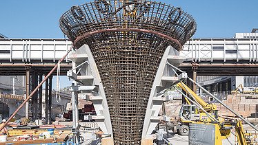 Photo of the assembly of special wooden formwork on the Stuttgart 21 construction site. Exterior shot during everyday construction work.