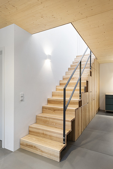 Foto eines Treppenaufganges mit sichtbarer LENO-Brettsperrholzdecke.