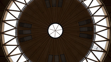 Foto der Las Arenas in Barcelona. Zu sehen ist die Holzkuppel mit Glaselementen von innen.