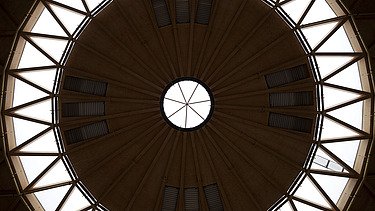 Foto der Las Arenas in Barcelona. Zu sehen ist die Holzkuppel mit Glaselementen von innen.