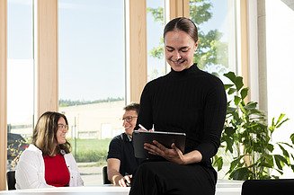 Dual study program at ZÜBLIN Timber Photo of three young people sitting in a meeting room.