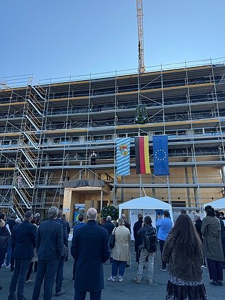 Richtfest am 5. Oktober 2026.