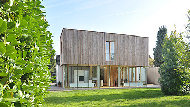 Photo of a timber house with flat roof. LENO-BSP.