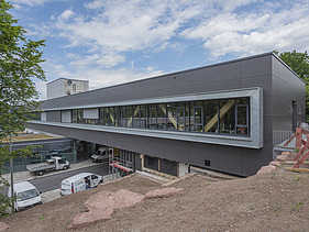 Photo of a wooden bridge structure at the district administration office in Calw.