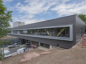Photo of a wooden bridge structure at the district administration office in Calw.