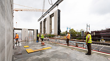 Foto von der Montage von Holzelementen auf der Baustelle CARL in Pforzheim.