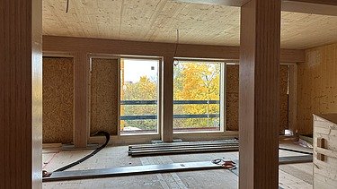 Baustellenfoto eines Innenraumes. Rohbau aus Brettsperrholz.