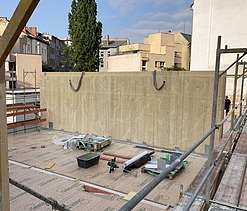 Foto der Holzbaumontage in der Stendaler Straße in Berlin. Man sieht LENO-Brettsperrholzelemente.