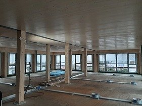 Photo of the ZÜBLIN Neu-Ulm office shell. A large LENO cross-laminated timber ceiling can be seen.