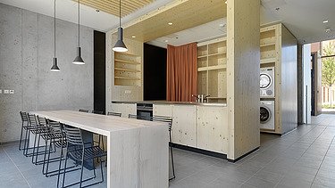 Photo of the SKAIO Stadtsiedlung building in Heilbronn. You can see a furnished interior.