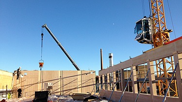 Foto einer Montage von Holzelementen. Aufstockung aus Holz.