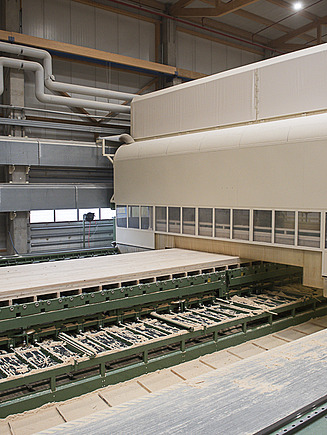 Foto der Plattenabbundanlage für LENO-Brettsperrholzelemente in der Werkshalle ZÜBLIN Timber.