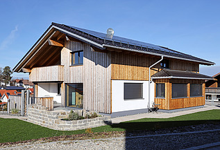 Foto eines Wohnhauses aus LENO-Brettsperrholz mit Holz-Putzfassade.