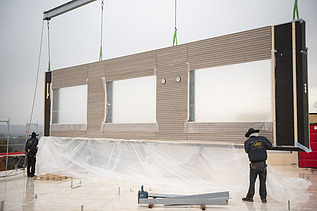 Photo of the Elias-Schrenk-Haus retirement home in Tuttlingen. You can see the installation of a LENO ADD external wall element.