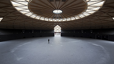 Foto der Las Arenas in Barcelona. Zu sehen ist die Holzkuppel mit Glaselementen von innen.