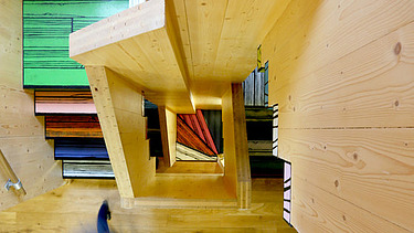 Foto eines Treppenhausaufgangs aus LENO-Brettsperrholz.