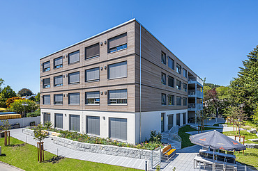 Elias-Schrenk-Haus, Tuttlingen Foto der Seniorenwohnanlage Elias-Schrenk-Haus in Tuttlingen. Man sieht ein Gebäude mit Holzfassade.