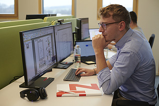 Foto von Michael bei der Arbeit im Büro. 