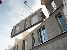 Foto der Montage von LENO-ADD-Holzbauelementen, auf der Baustelle Quartier Hangweide in Kernen
