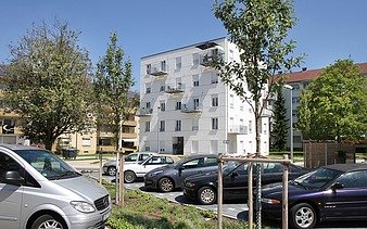 Photo of a white, multi-storey residential building. Residential park, Speyer-West