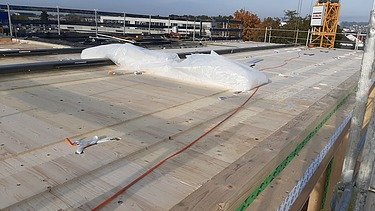Photo of LENO cross-laminated timber ceilings in the shell of the ZÜBLIN Neu-Ulm office.