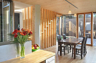 Foto eines Holzhauses mit Flachdach. LENO-BSP. Detailbild Esszimmer.