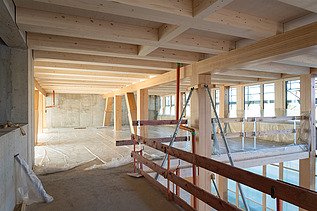 Foto der Montage des UmweltHauses in Nürnberg. Man sieht Holzelemente.