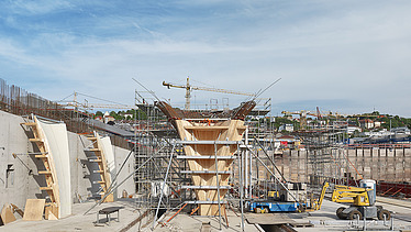 Foto von Sonderschalungen aus Holz auf der Baustelle Stuttgart 21. Außenaufnahme während des Baustellenalltags.
