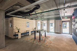 Photo of the student hall of residence in Golm. You can see a furnished common room.