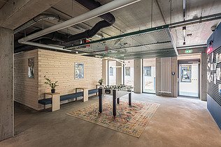 Photo of the student hall of residence in Golm. You can see a furnished common room.