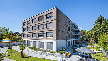 Foto der Seniorenwohnanlage Elias-Schrenk-Haus inTuttlingen. Zu erkennen ist ein großes Holzgebäudes.