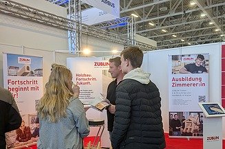 Photo of several people at the ZÜBLIN Timber stand at fitforJOB Augsburg