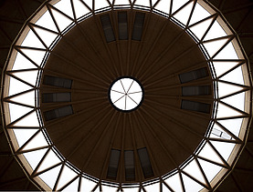 Foto der Las Arenas in Barcelona. Zu sehen ist die Holzkuppel mit Glaselementen von innen.