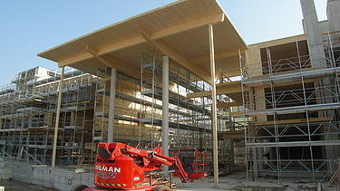 Foto der Holzbaumontage des Hotels Aqualux in Bardolino.