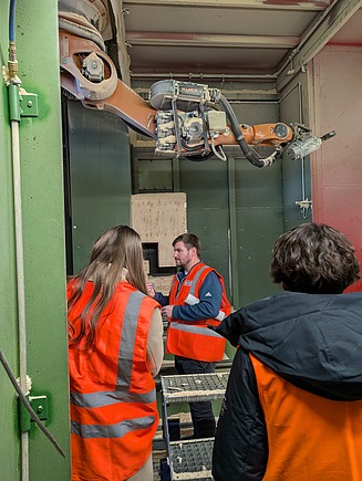 Photo of people during the factory tour of ZÜBLIN Timber