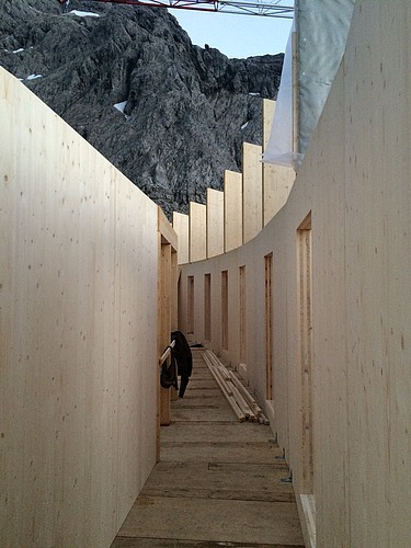 Foto der Holzbaumontage des Waltenberger Haus in Oberstdorf. LENO-BSP-Elemente.