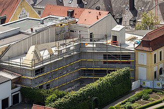 Additions, building in existing buildings. Project: Extension of the Ingolstadt Museum of Medical History Photo of an aerial view. You can see a wooden extension with LENO cross-laminated timber elements.