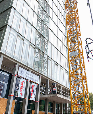 A ceremonial topping-out ceremony, complete with a traditional topping-out speech, was held to mark the completion of the structural work on the ‘TRIDEA’ office complex. 