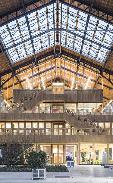 Gare Maritime Brüssel Foto des Hallenraumes des Gare Maritime Brüssel. Riesiger, offener Hallenraum mit Holzdachkonstruktion.