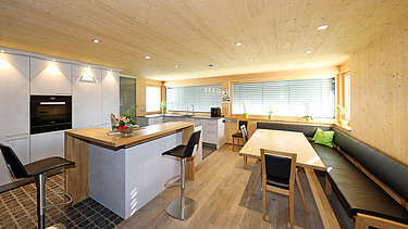 Foto eines Wohnhauses aus LENO-Brettsperrholz. Eßzimmer mit vielen Holzoberflächen.