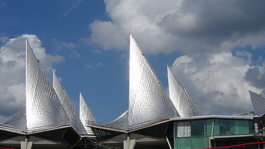 Foto des Gerichtshofs in Antwerpen. Zu sehen sind die vier Dachspitzen.