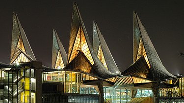 Night shot of the Antwerp Court of Justice.