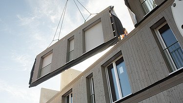 Foto der Montage von LENO-ADD-Holzbauelementen, auf der Baustelle Quartier Hangweide in Kernen