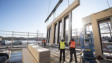 Photo of a timber frame construction element during the assembly of the new T3 office building from ZÜBLIN Timber in Aichach.