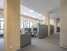 Foto eins möblierten Büroraumes des Landratsamts in Calw.