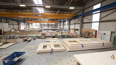 Foto von LENO-ADD-Holzelementen in der Produktionshalle von ZÜBLIN Timber.