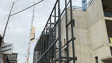 Photo of the assembly of the LENO-BSP elements. Gasteig interim venue project in Munich. 