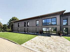 Foto des Eltern-Kind-Hauses in Gailingen. Man sieht ein Gebäude mit Holzfassade.