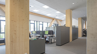 Foto eins möblierten Büroraumes des Landratsamts in Calw.